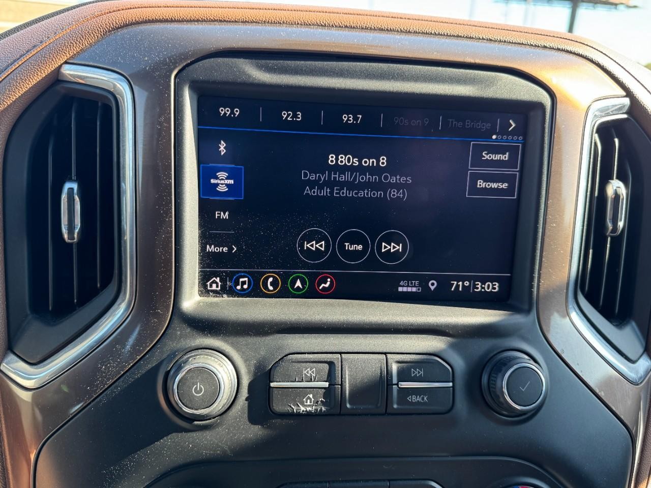 Chevrolet Silverado 1500 Vehicle Full-screen Gallery Image 21