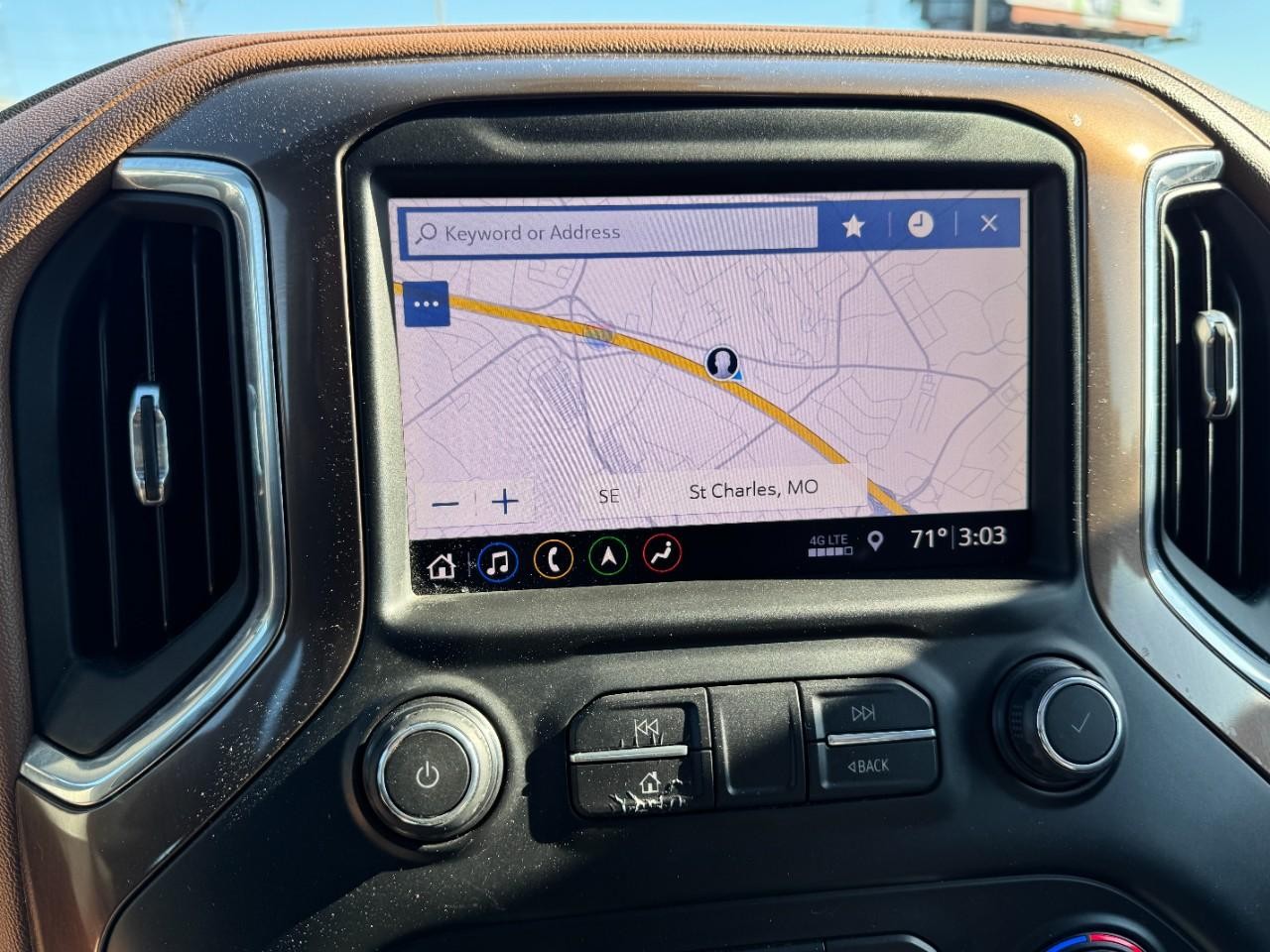 Chevrolet Silverado 1500 Vehicle Full-screen Gallery Image 22