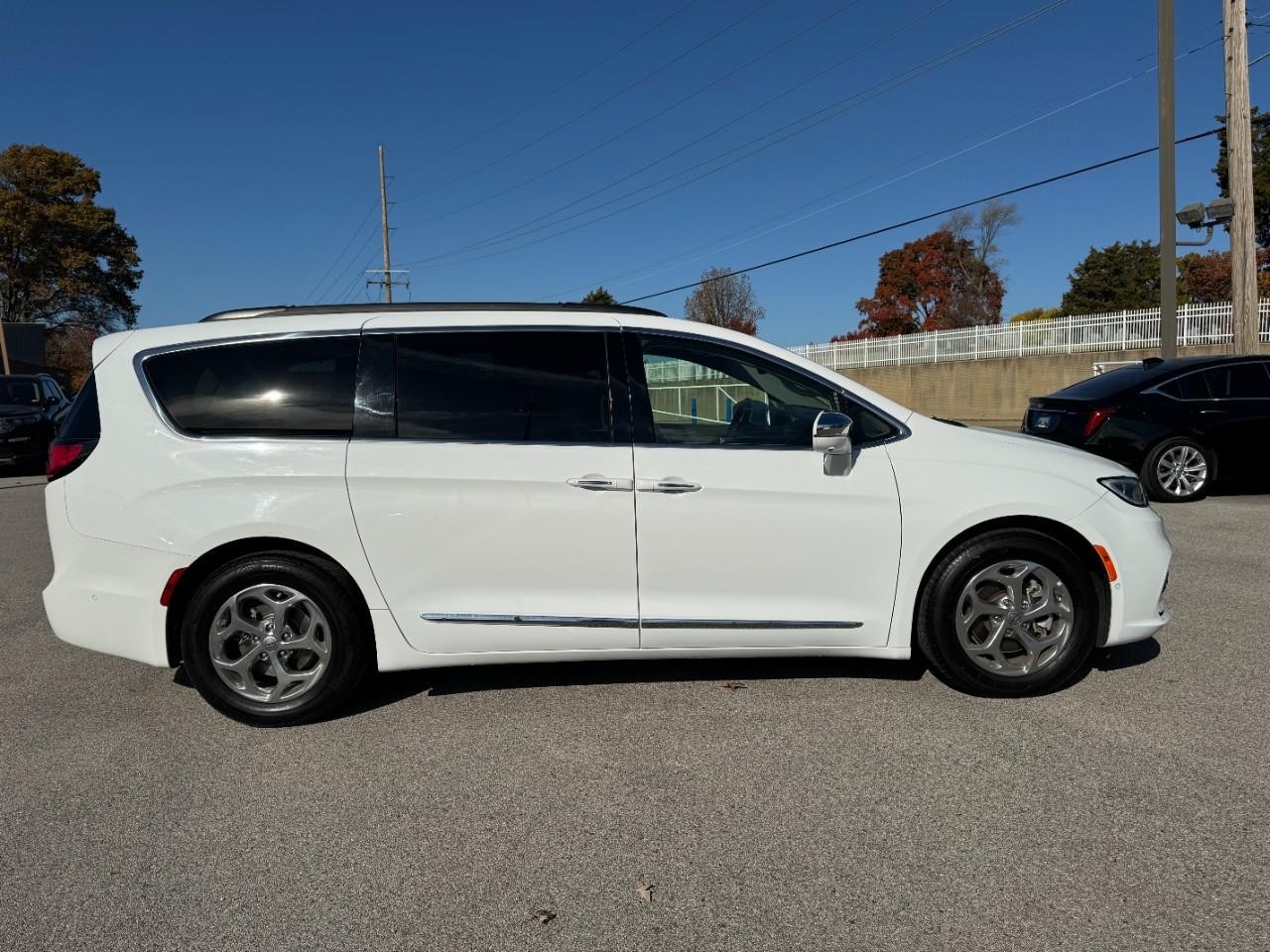 Chrysler Pacifica Vehicle Full-screen Gallery Image 02