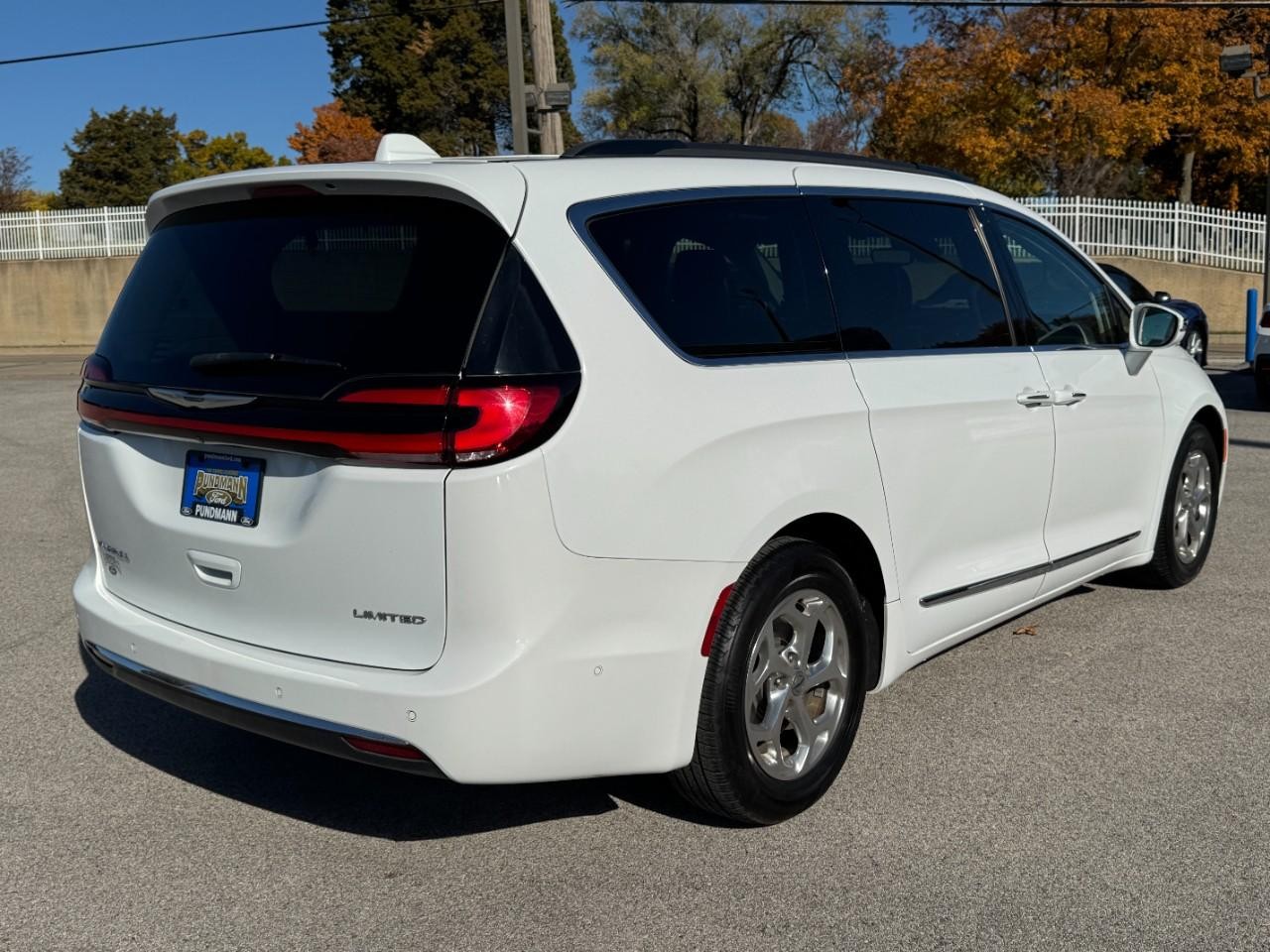 Chrysler Pacifica Vehicle Full-screen Gallery Image 03
