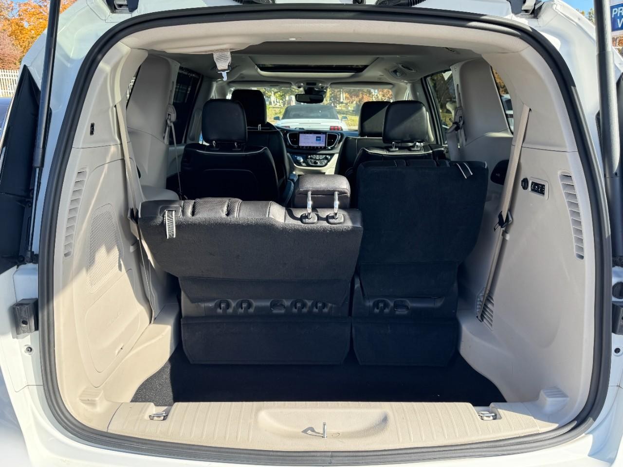 Chrysler Pacifica Vehicle Full-screen Gallery Image 06