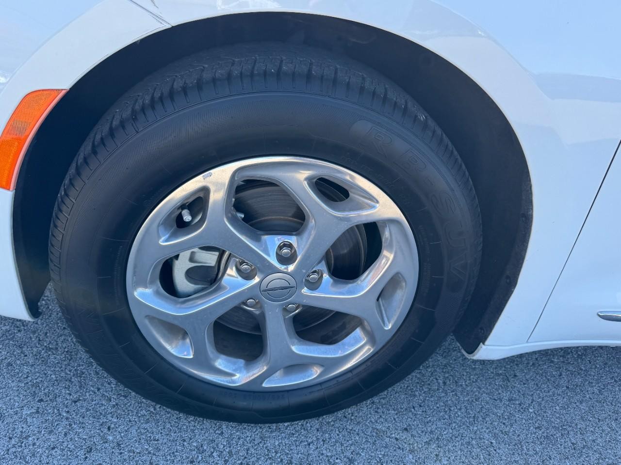 Chrysler Pacifica Vehicle Full-screen Gallery Image 07