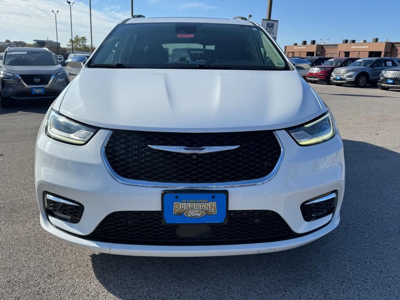 Chrysler Pacifica Vehicle Full-screen Gallery Image 09