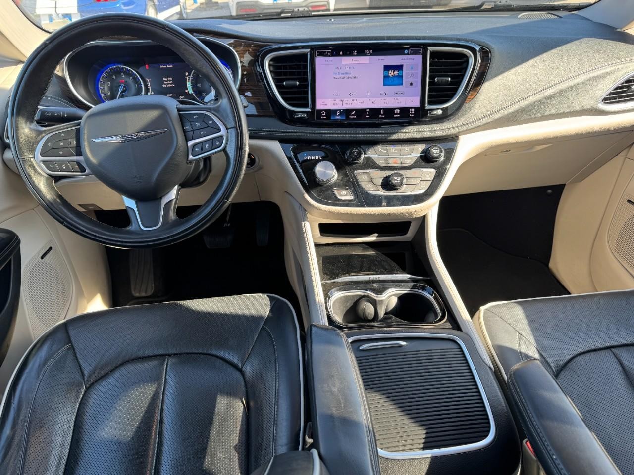 Chrysler Pacifica Vehicle Full-screen Gallery Image 13