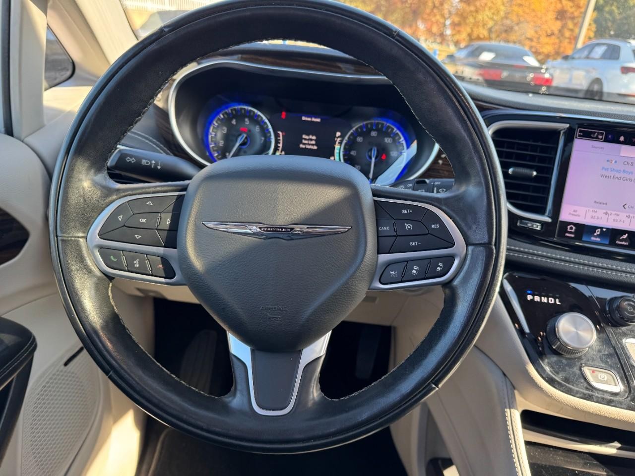 Chrysler Pacifica Vehicle Full-screen Gallery Image 14