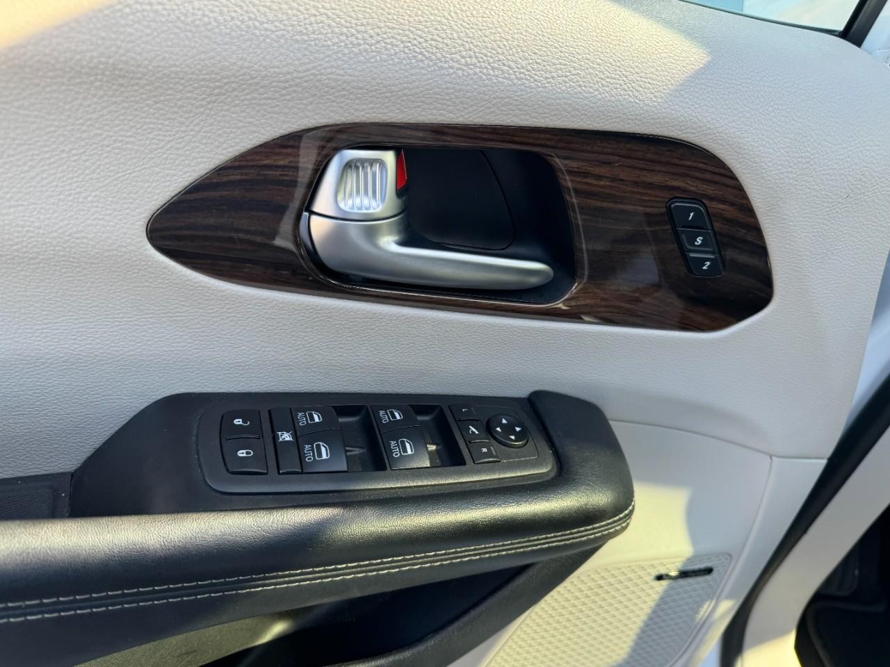 Chrysler Pacifica Vehicle Full-screen Gallery Image 17