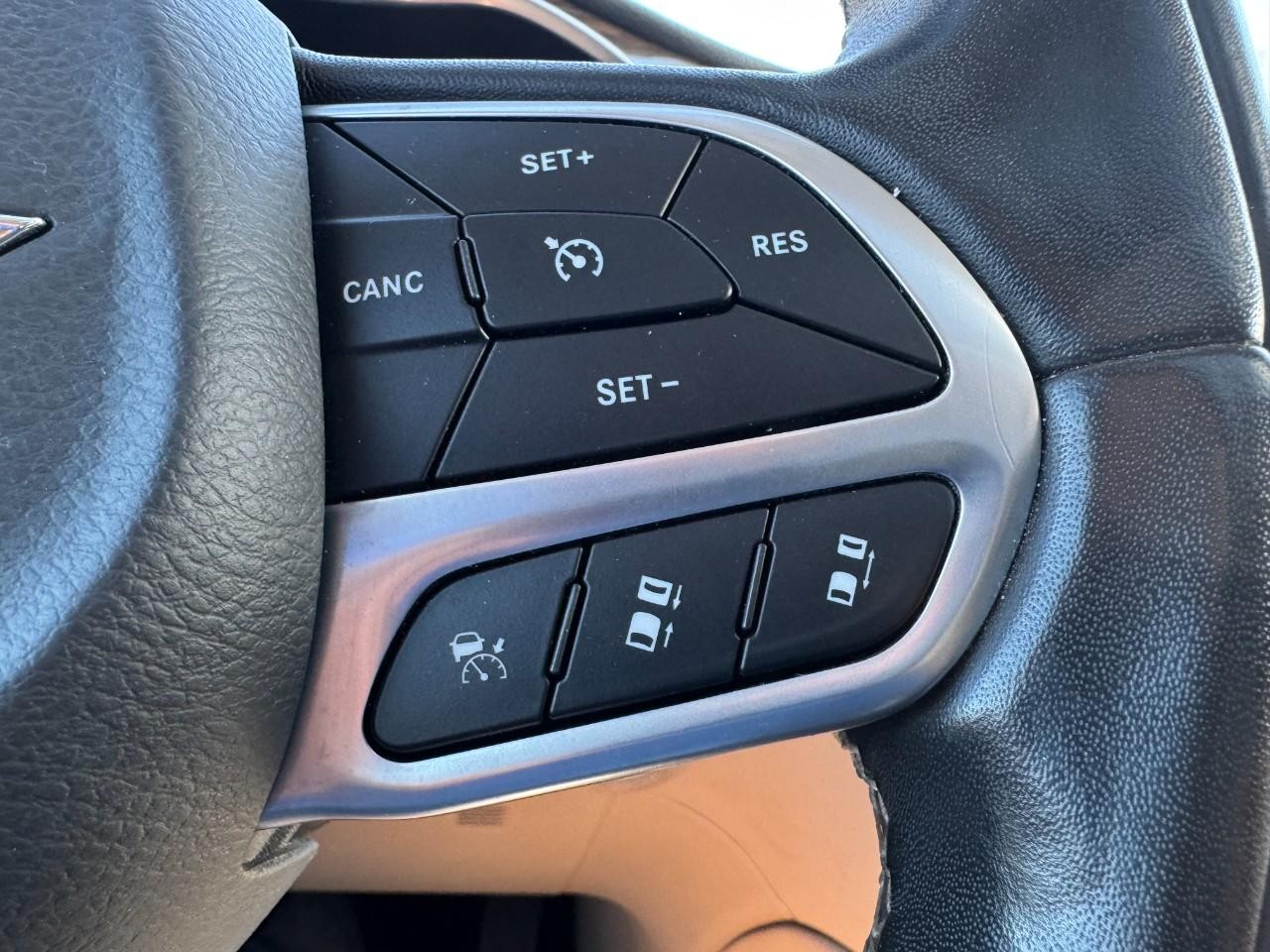 Chrysler Pacifica Vehicle Full-screen Gallery Image 19