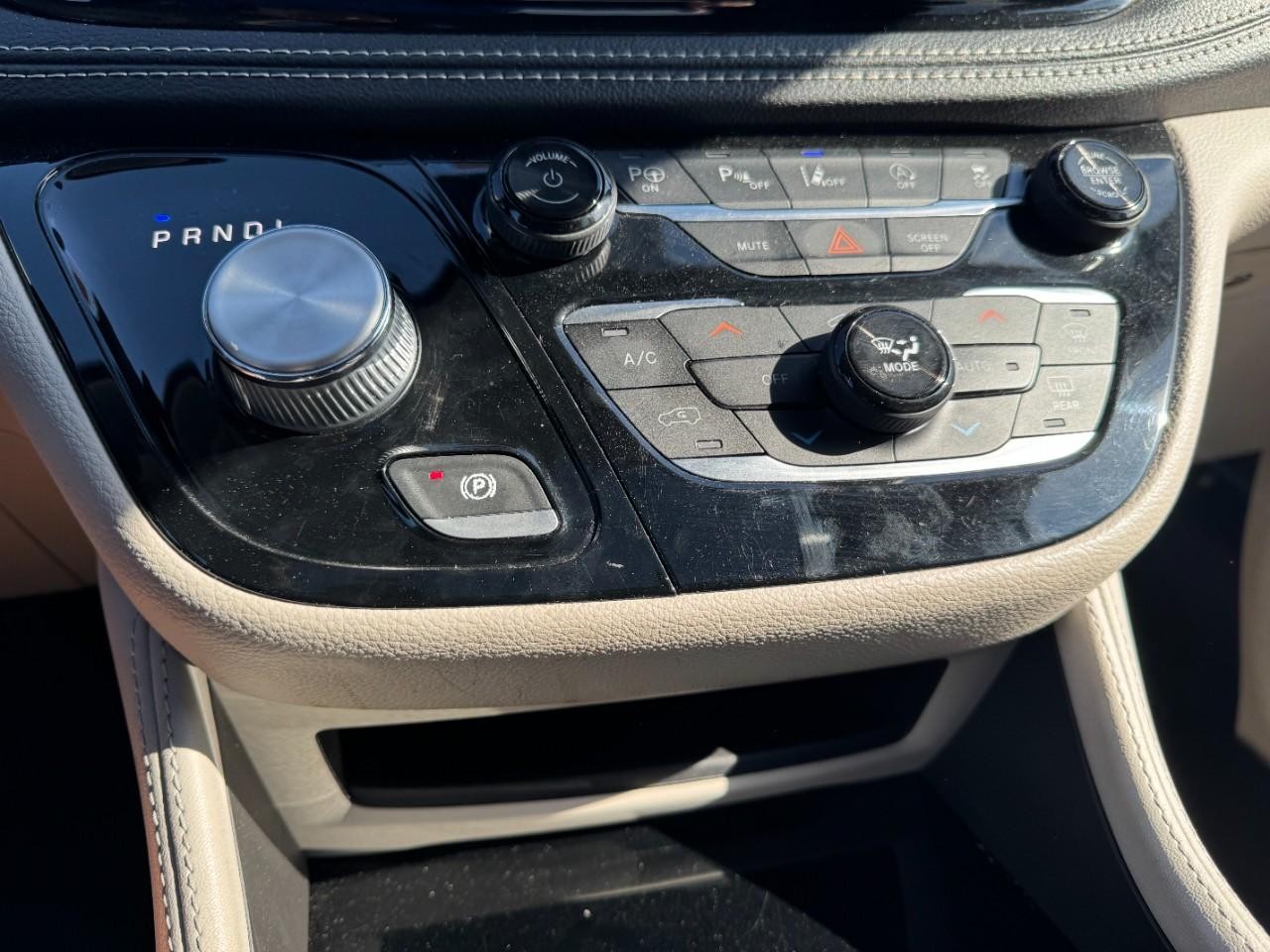 Chrysler Pacifica Vehicle Full-screen Gallery Image 20