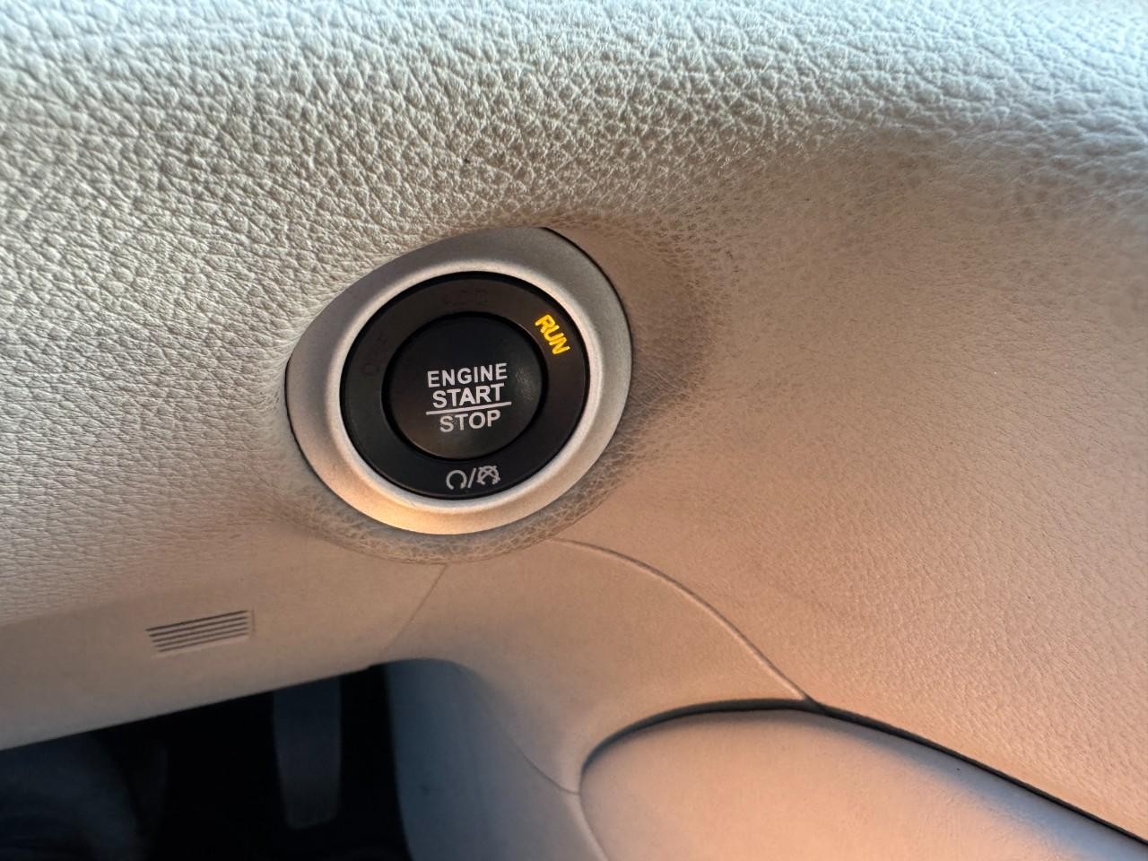 Chrysler Pacifica Vehicle Full-screen Gallery Image 24