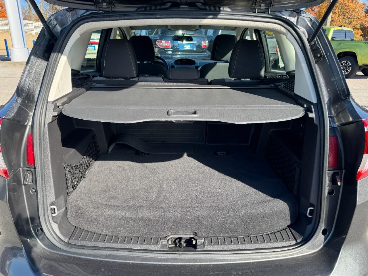 Ford C-Max Hybrid Vehicle Full-screen Gallery Image 06