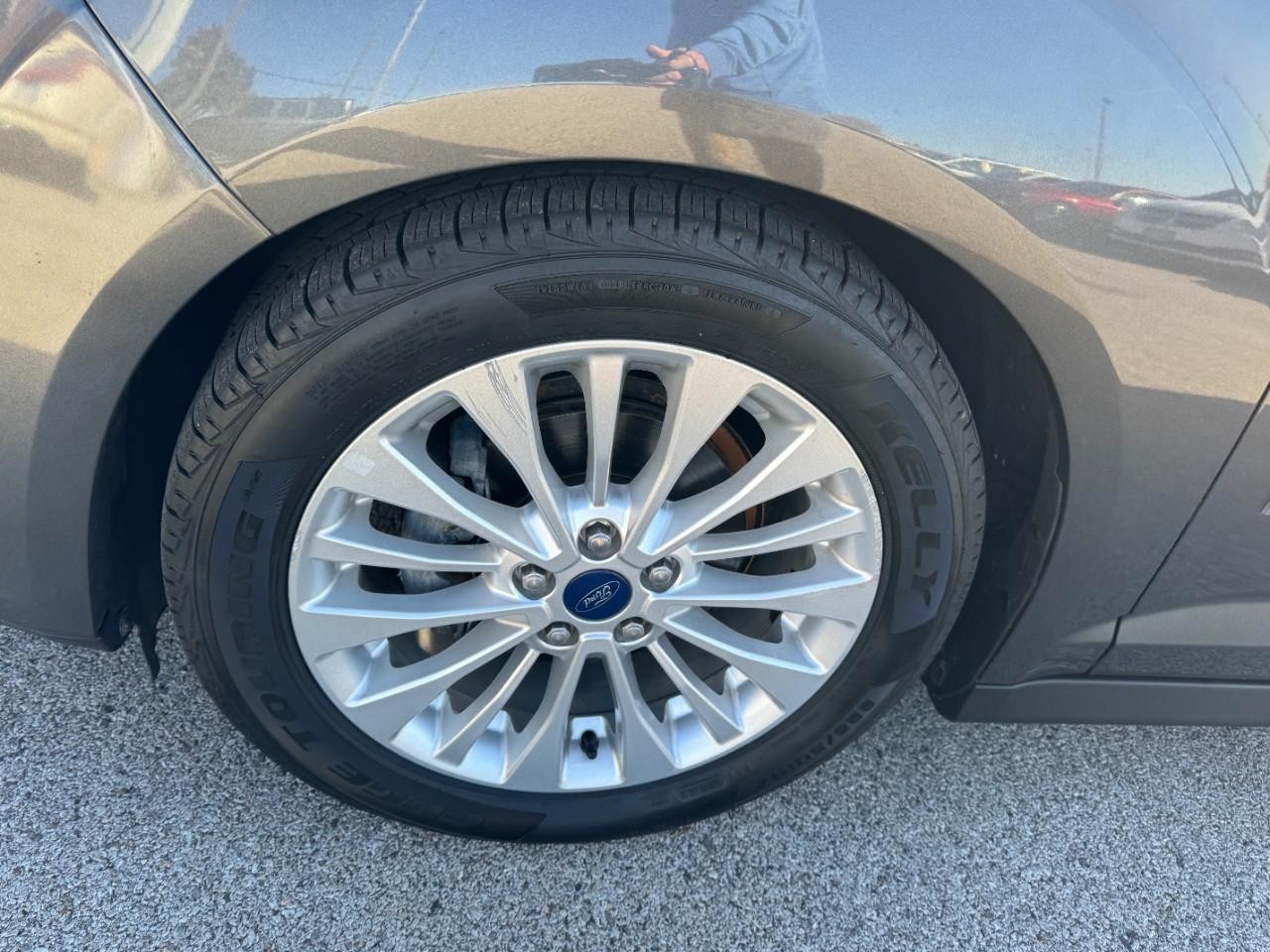 Ford C-Max Hybrid Vehicle Full-screen Gallery Image 07