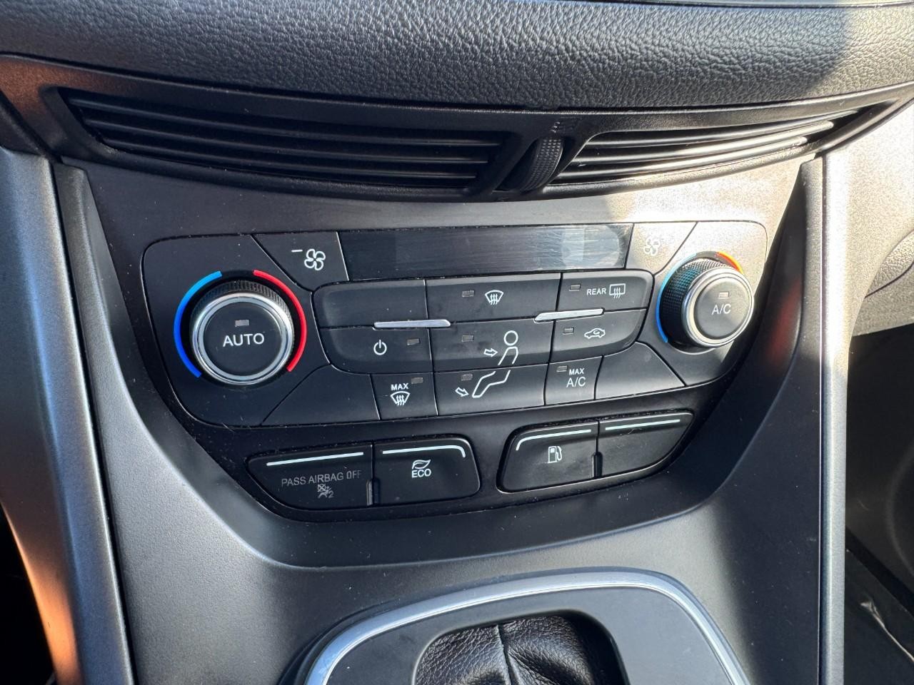 Ford C-Max Hybrid Vehicle Full-screen Gallery Image 18