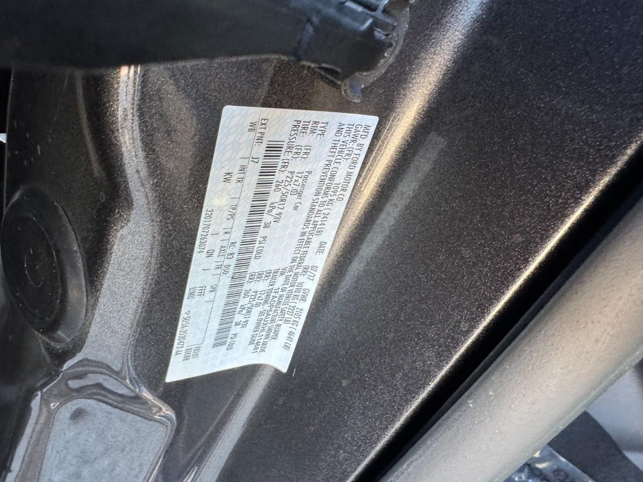 Ford C-Max Hybrid Vehicle Full-screen Gallery Image 23