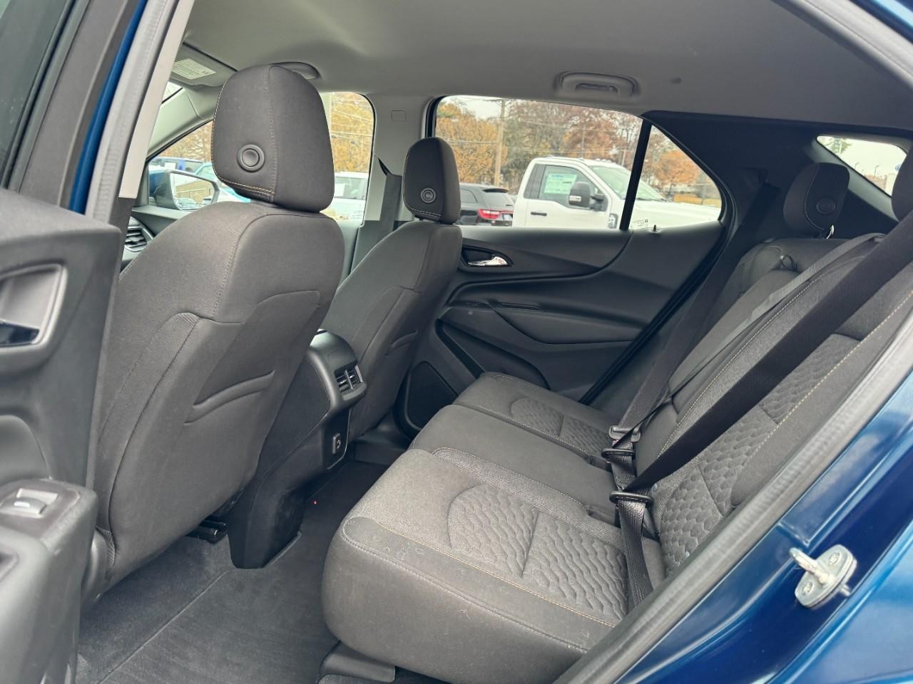 Chevrolet Equinox Vehicle Full-screen Gallery Image 10