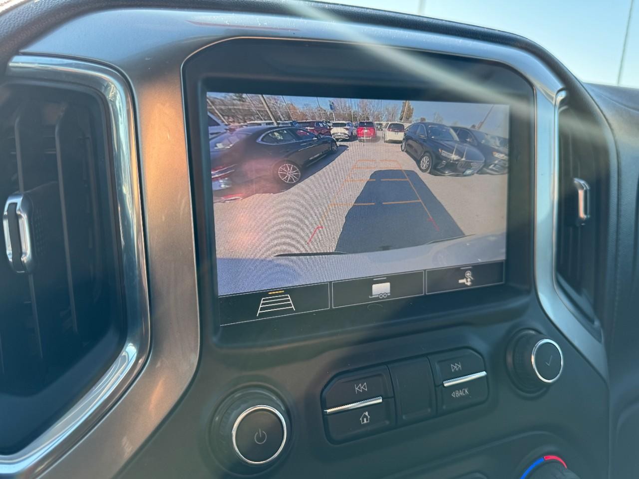 Chevrolet Silverado 1500 Vehicle Full-screen Gallery Image 21