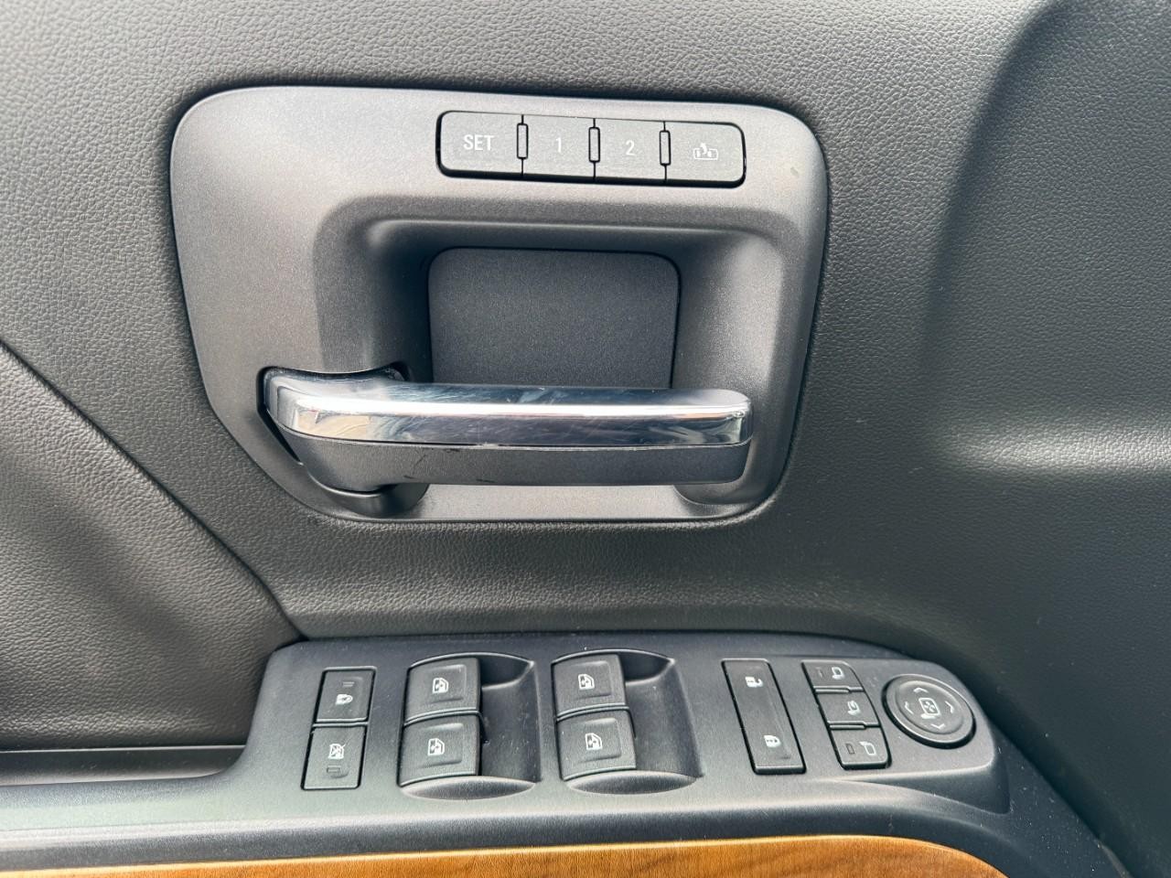 Chevrolet Silverado 3500HD Vehicle Full-screen Gallery Image 16