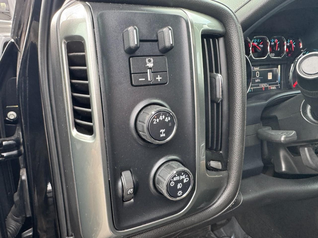 Chevrolet Silverado 3500HD Vehicle Full-screen Gallery Image 17