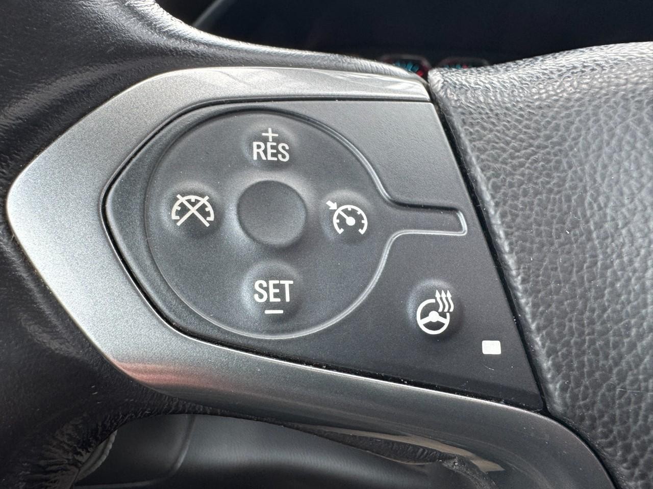 Chevrolet Silverado 3500HD Vehicle Full-screen Gallery Image 18