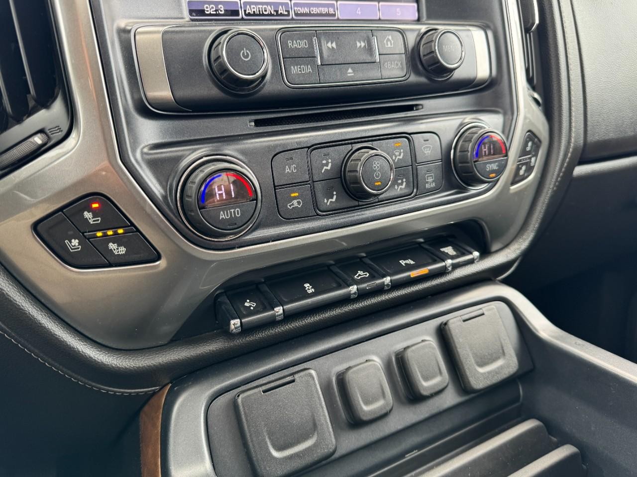 Chevrolet Silverado 3500HD Vehicle Full-screen Gallery Image 20