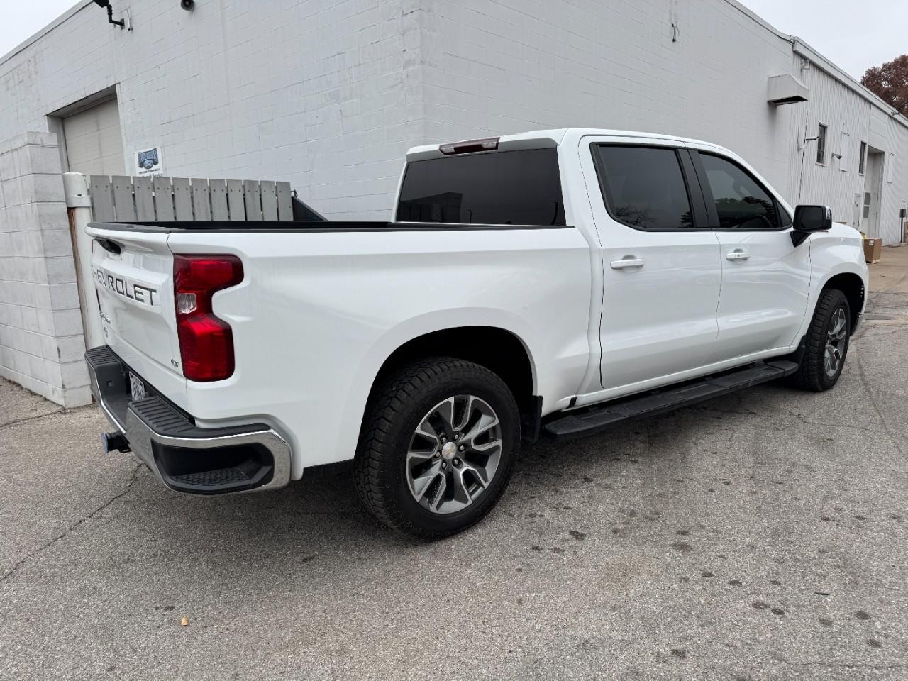 Chevrolet Silverado 1500 Vehicle Full-screen Gallery Image 02