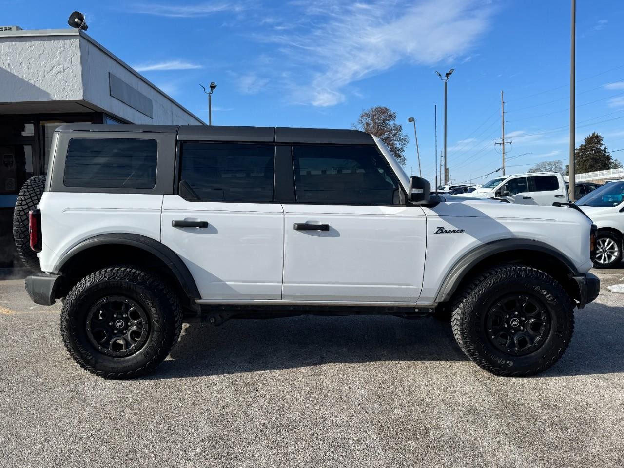 Ford Bronco Vehicle Full-screen Gallery Image 02