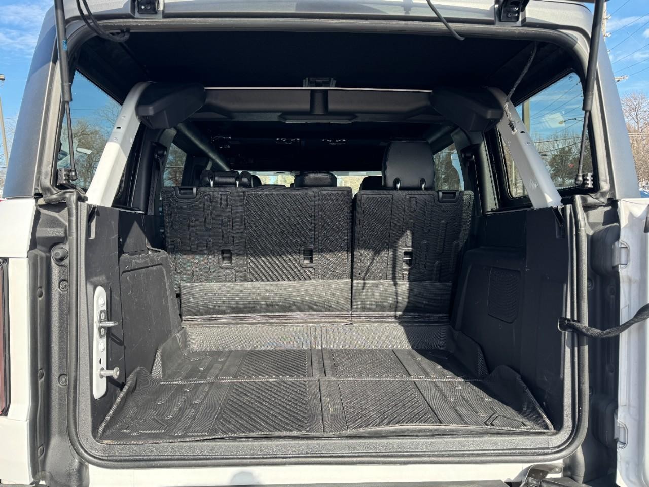 Ford Bronco Vehicle Full-screen Gallery Image 06