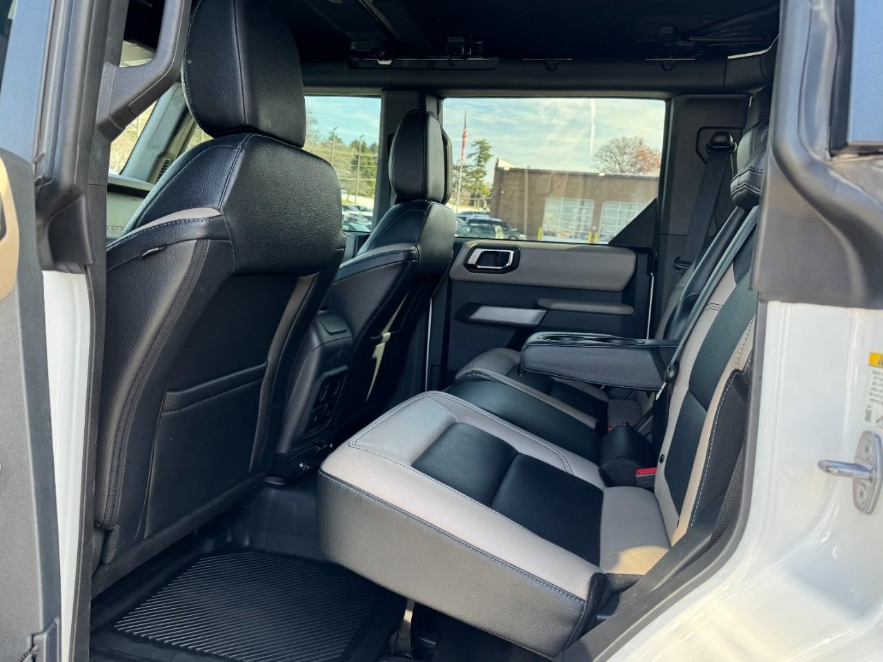 Ford Bronco Vehicle Full-screen Gallery Image 10