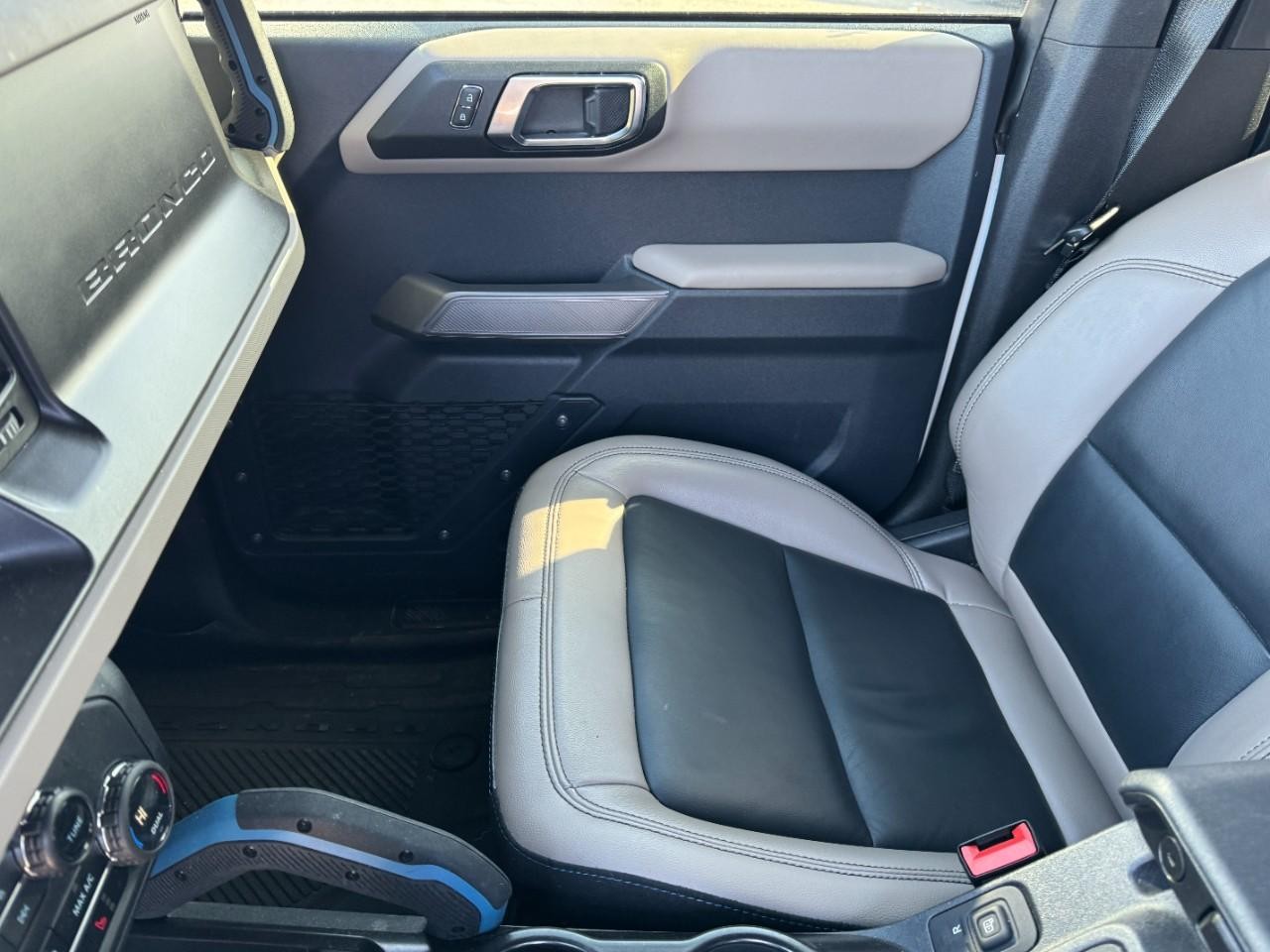 Ford Bronco Vehicle Full-screen Gallery Image 14