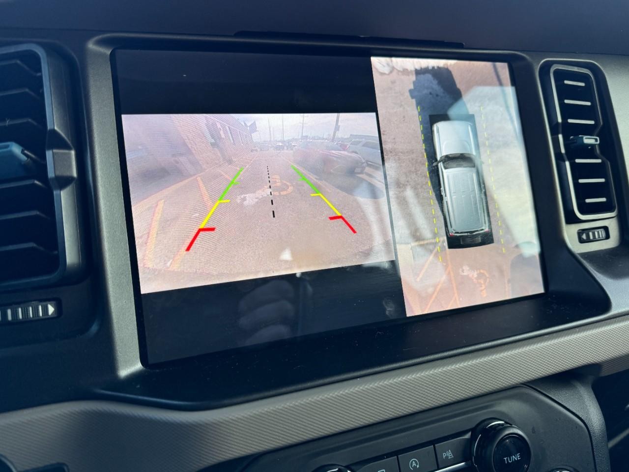 Ford Bronco Vehicle Full-screen Gallery Image 22