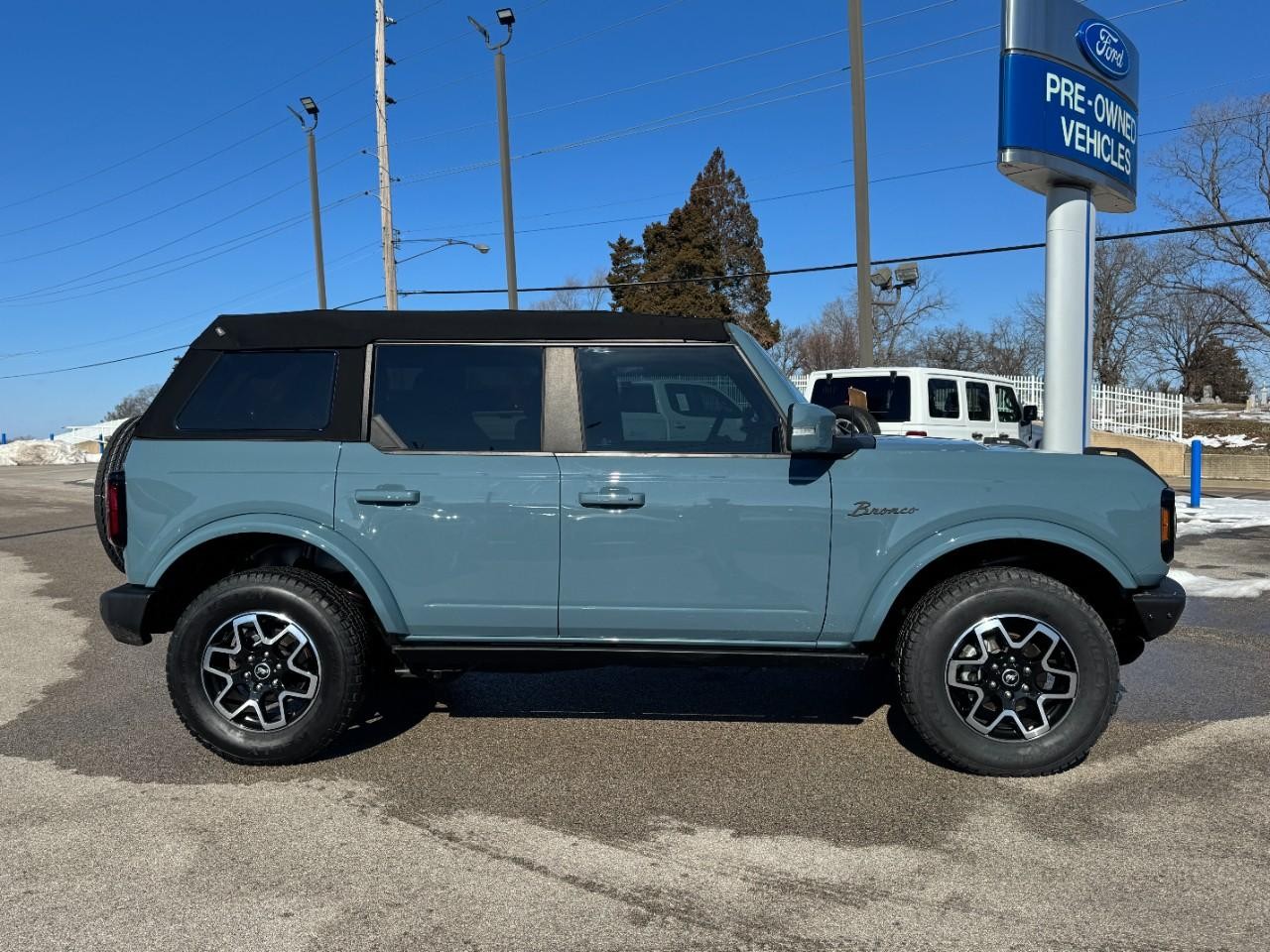 Ford Bronco Vehicle Full-screen Gallery Image 02