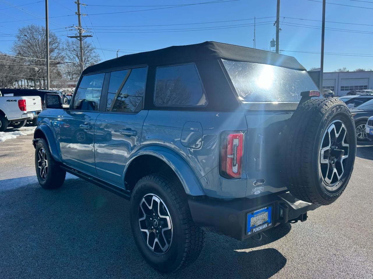 Ford Bronco Vehicle Full-screen Gallery Image 05