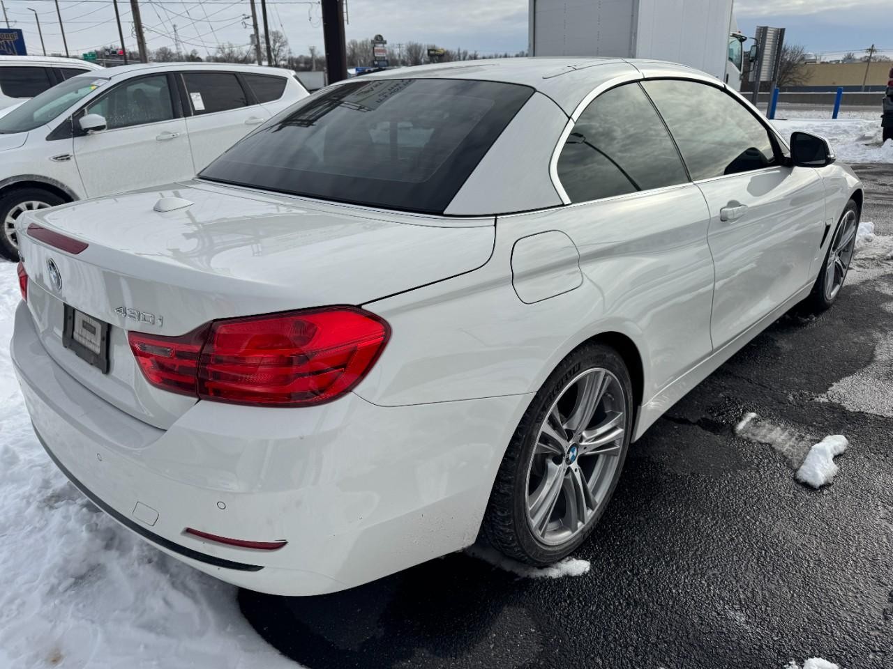 BMW 4 Series Vehicle Full-screen Gallery Image 09