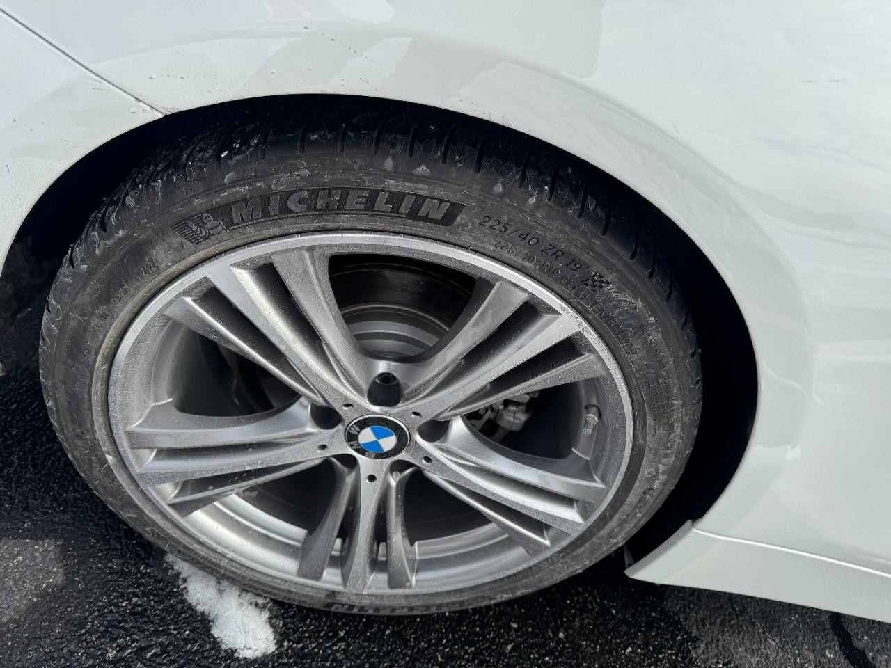 BMW 4 Series Vehicle Full-screen Gallery Image 10