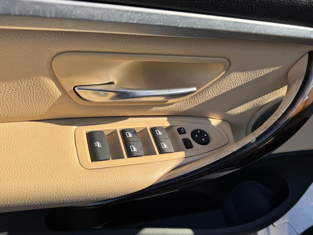 BMW 4 Series Vehicle Full-screen Gallery Image 12