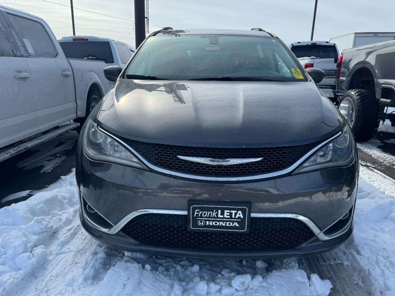 Chrysler Pacifica Vehicle Full-screen Gallery Image 07