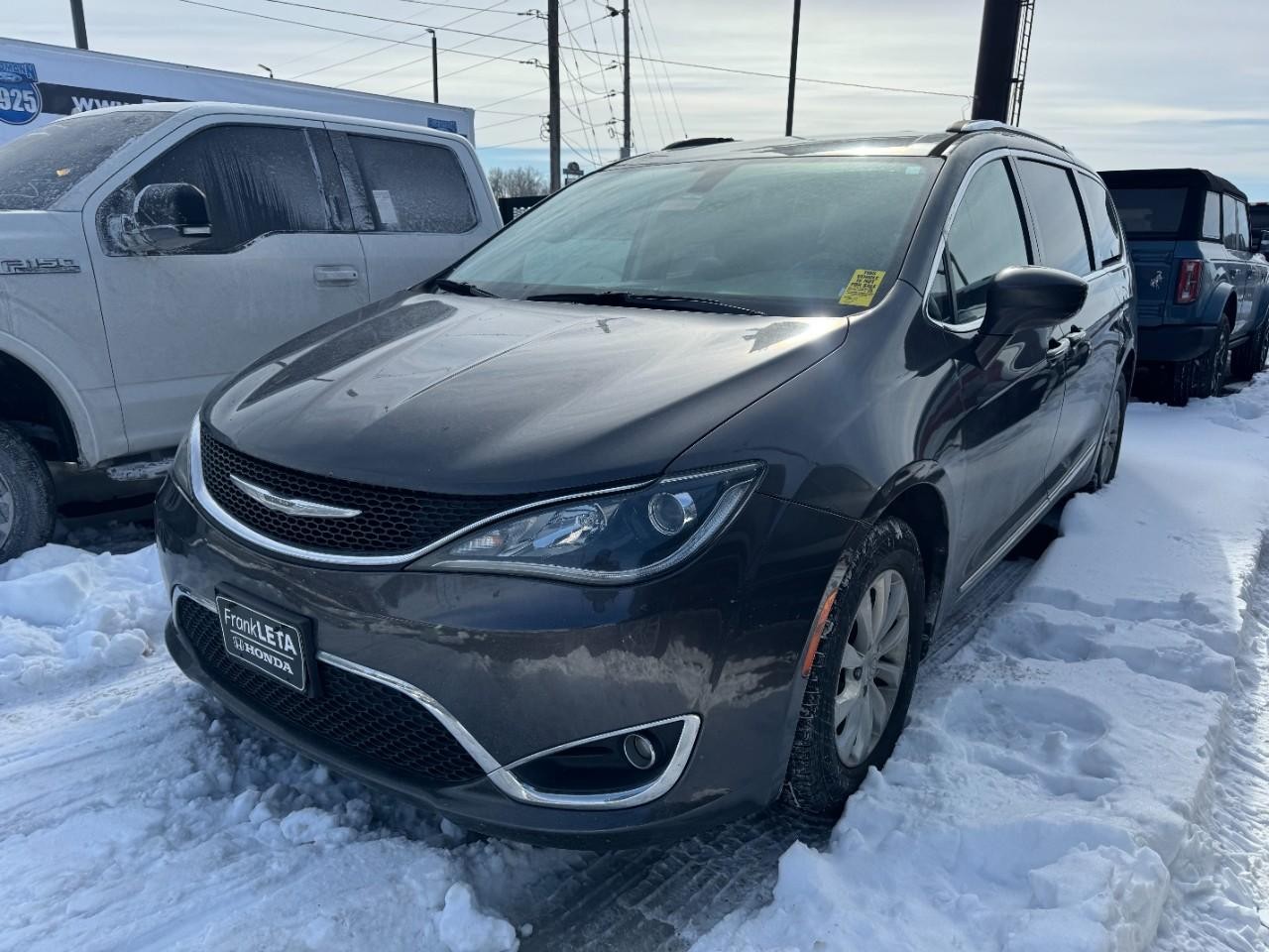 Chrysler Pacifica Vehicle Full-screen Gallery Image 08