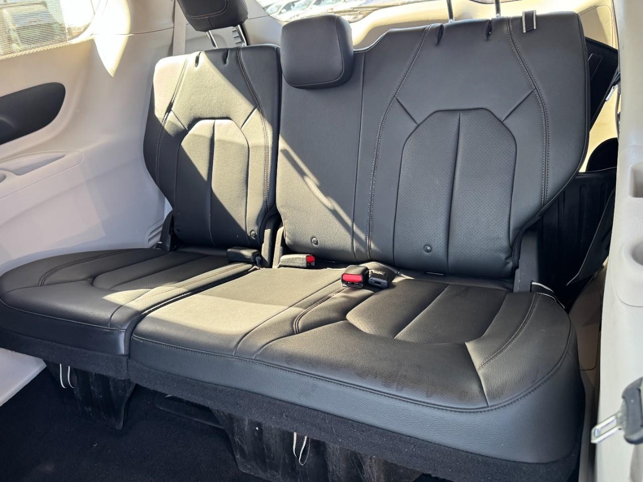 Chrysler Pacifica Vehicle Full-screen Gallery Image 11