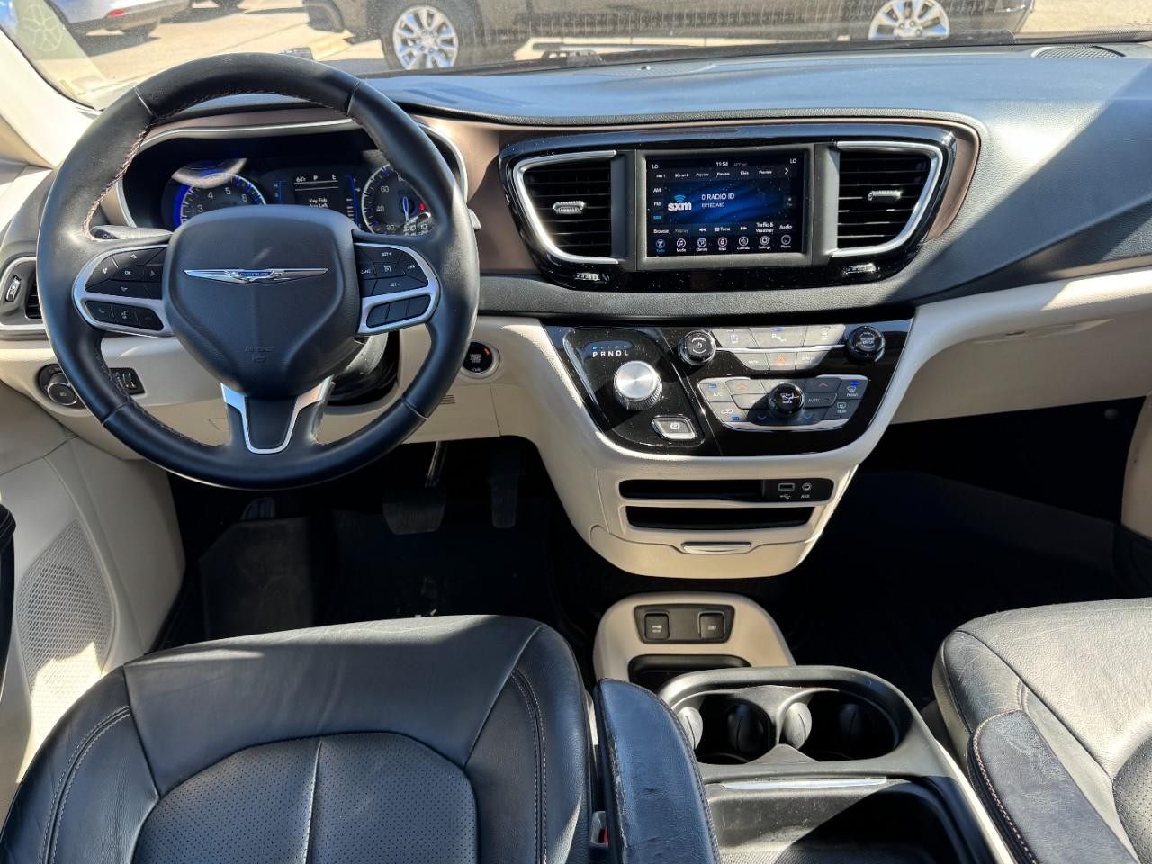 Chrysler Pacifica Vehicle Full-screen Gallery Image 12