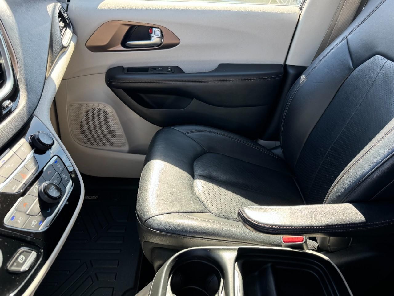 Chrysler Pacifica Vehicle Full-screen Gallery Image 14