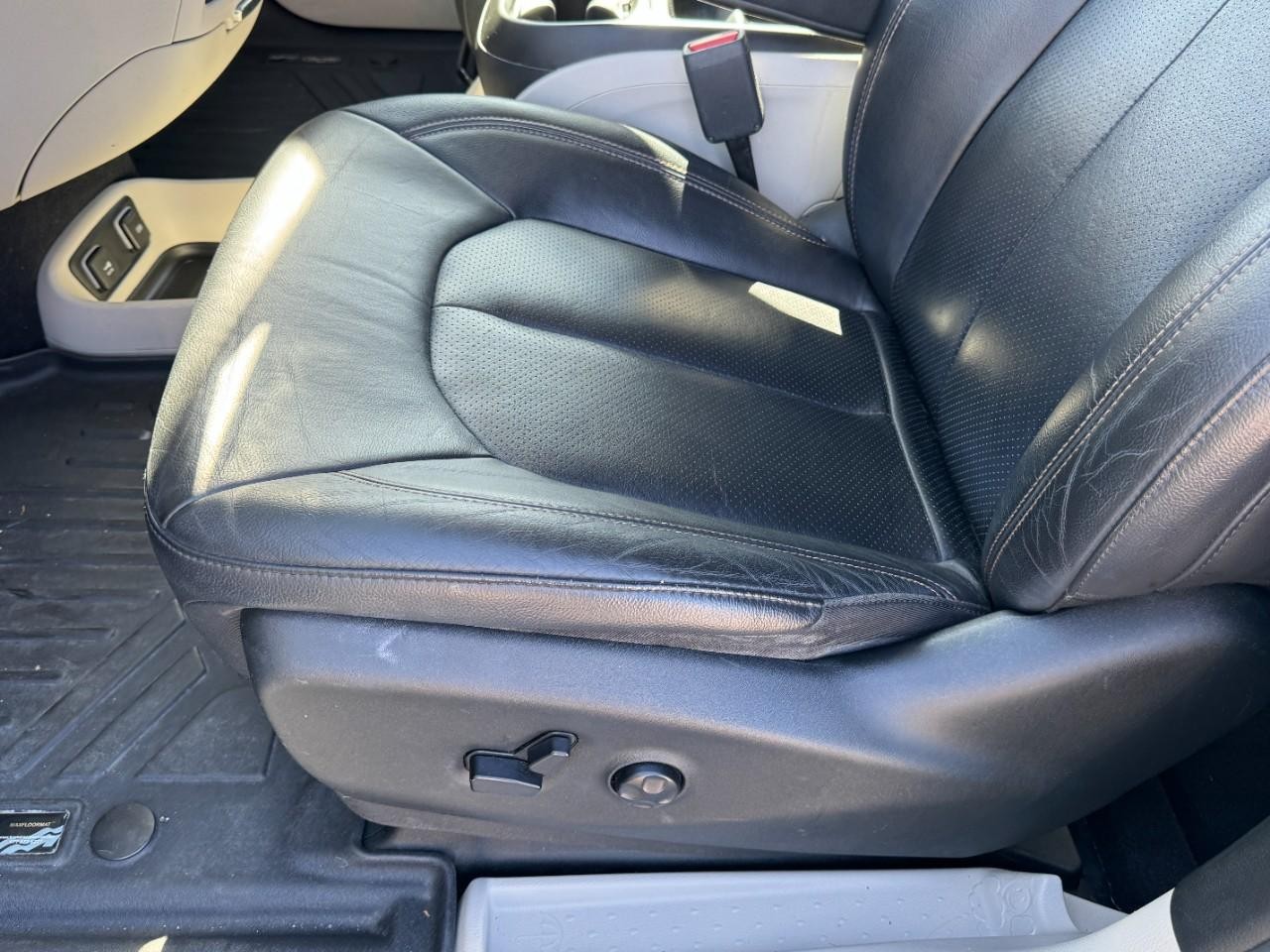 Chrysler Pacifica Vehicle Full-screen Gallery Image 15