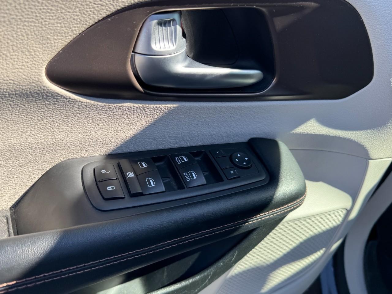 Chrysler Pacifica Vehicle Full-screen Gallery Image 16