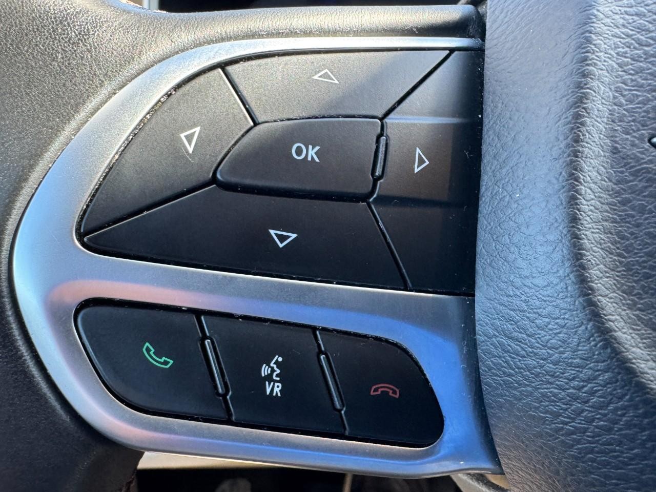 Chrysler Pacifica Vehicle Full-screen Gallery Image 17