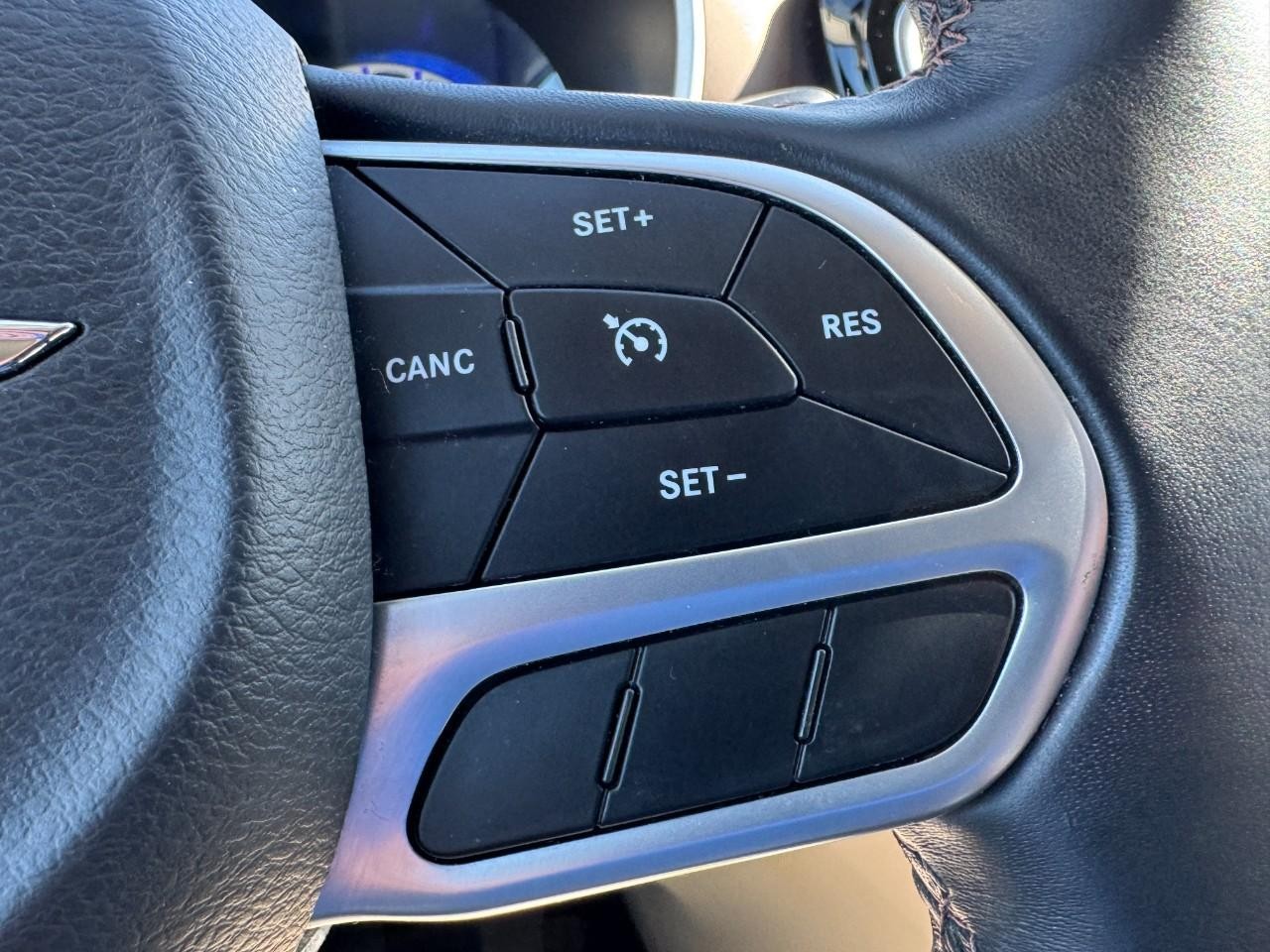Chrysler Pacifica Vehicle Full-screen Gallery Image 18