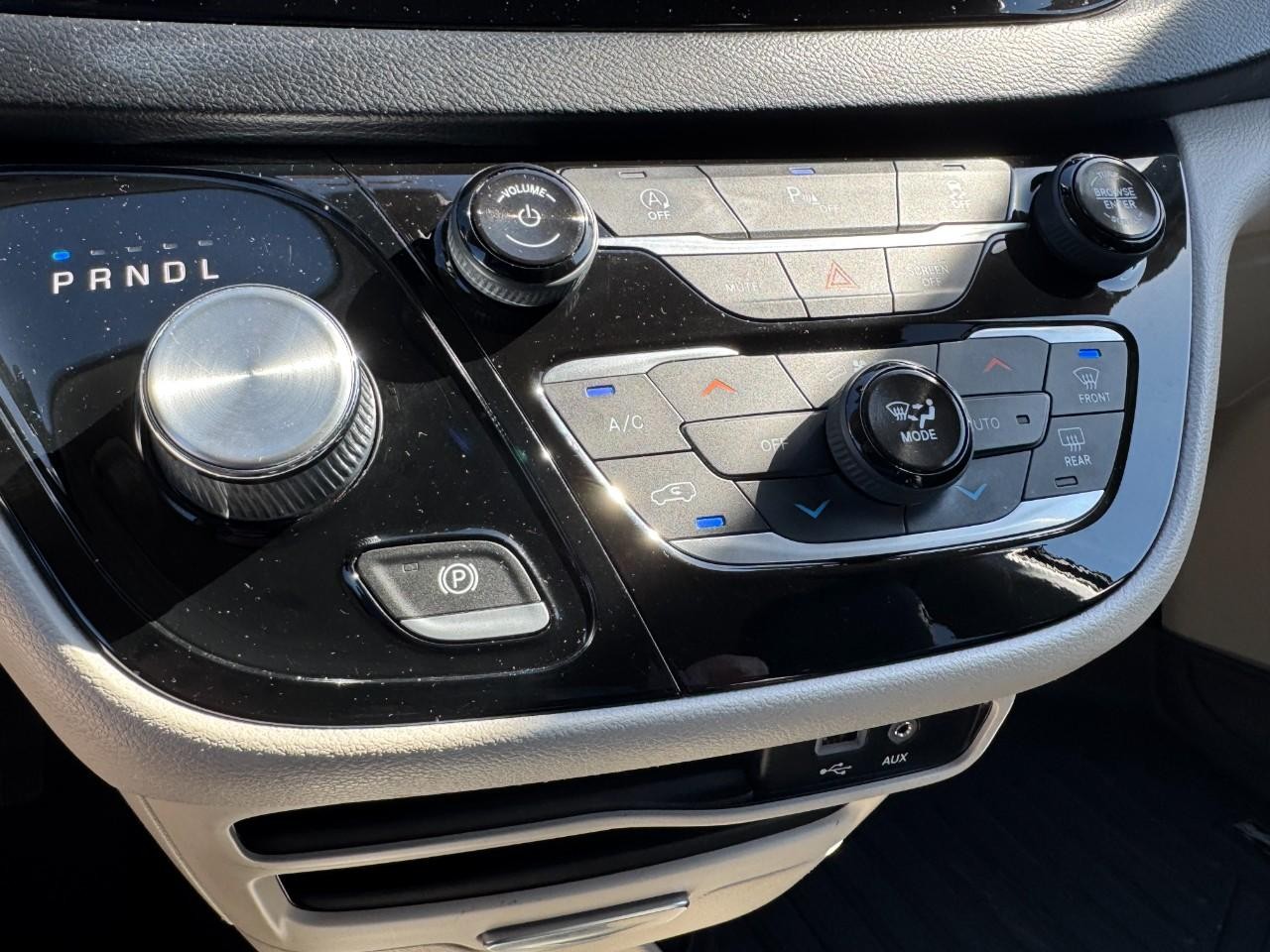 Chrysler Pacifica Vehicle Full-screen Gallery Image 19