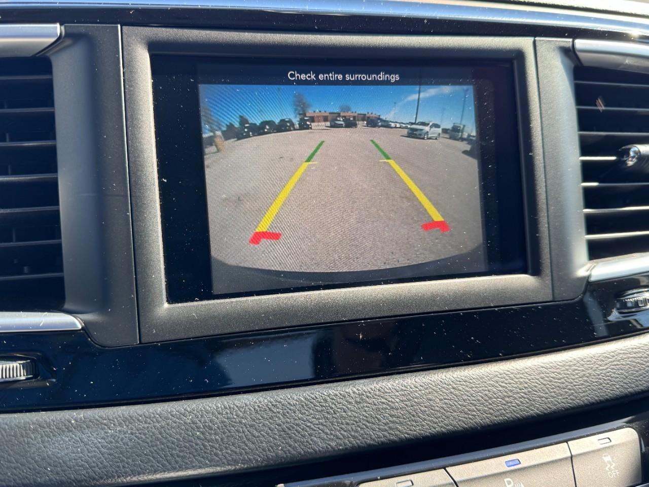 Chrysler Pacifica Vehicle Full-screen Gallery Image 24