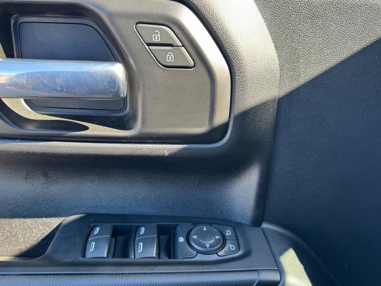 Chevrolet Silverado 1500 Vehicle Full-screen Gallery Image 15