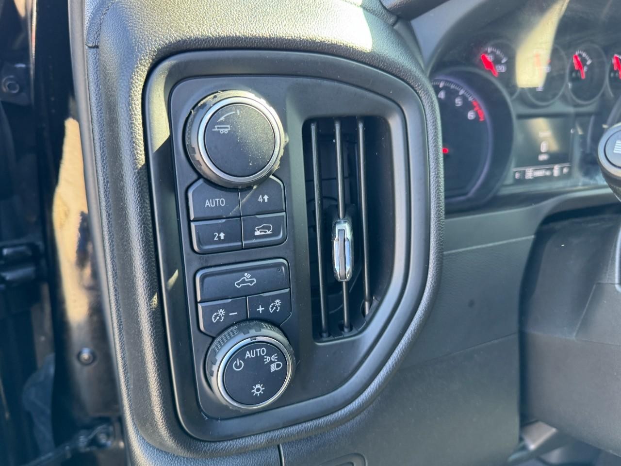 Chevrolet Silverado 1500 Vehicle Full-screen Gallery Image 16