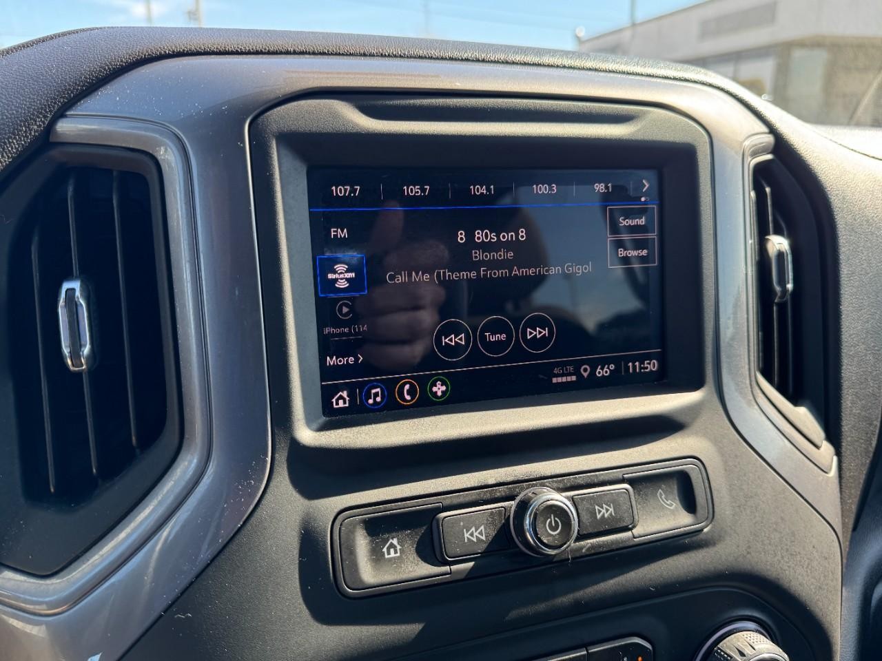 Chevrolet Silverado 1500 Vehicle Full-screen Gallery Image 19