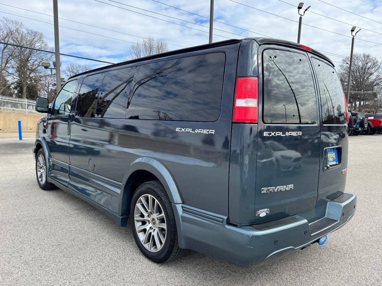 GMC Savana Cargo Van Vehicle Full-screen Gallery Image 05