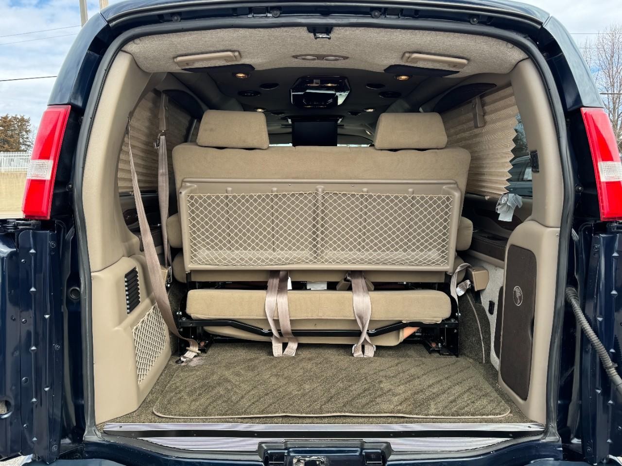 GMC Savana Cargo Van Vehicle Full-screen Gallery Image 06